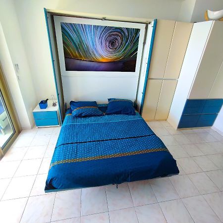 Grand Studio Bord De Mer- Acces Direct Aux Plages Saint-Laurent-du-Var Exterior foto
