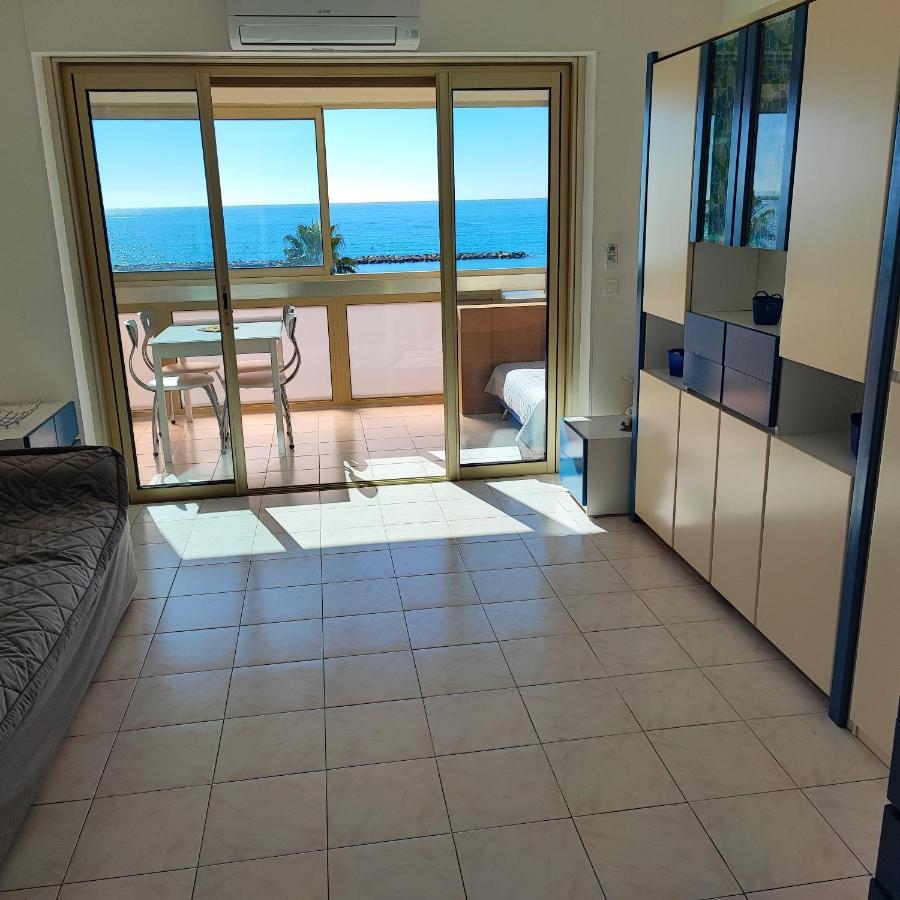 Grand Studio Bord De Mer- Acces Direct Aux Plages Saint-Laurent-du-Var Exterior foto